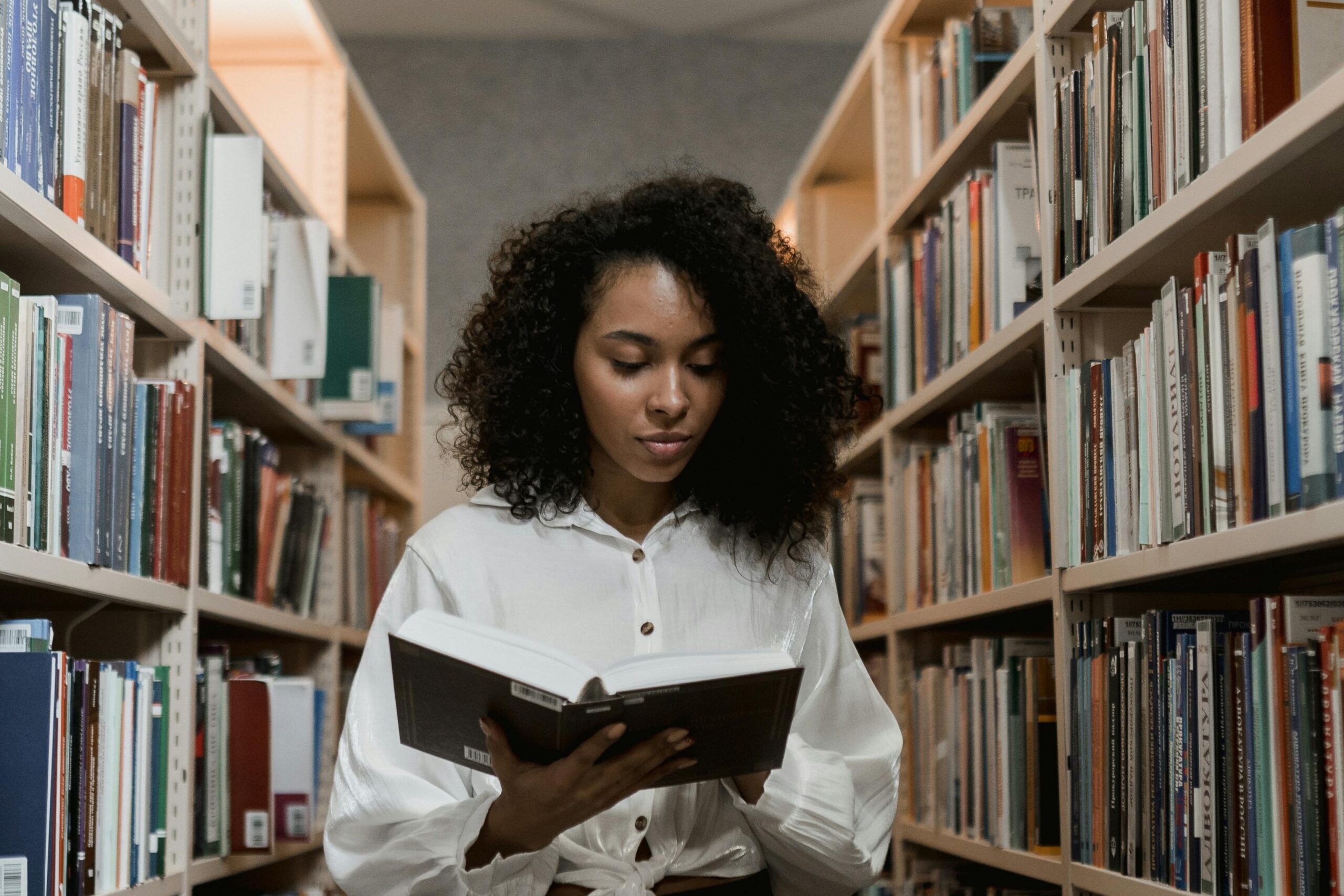 Kostenloses Stock Foto zu #indoor, afroamerikaner, afroamerikaner-frau