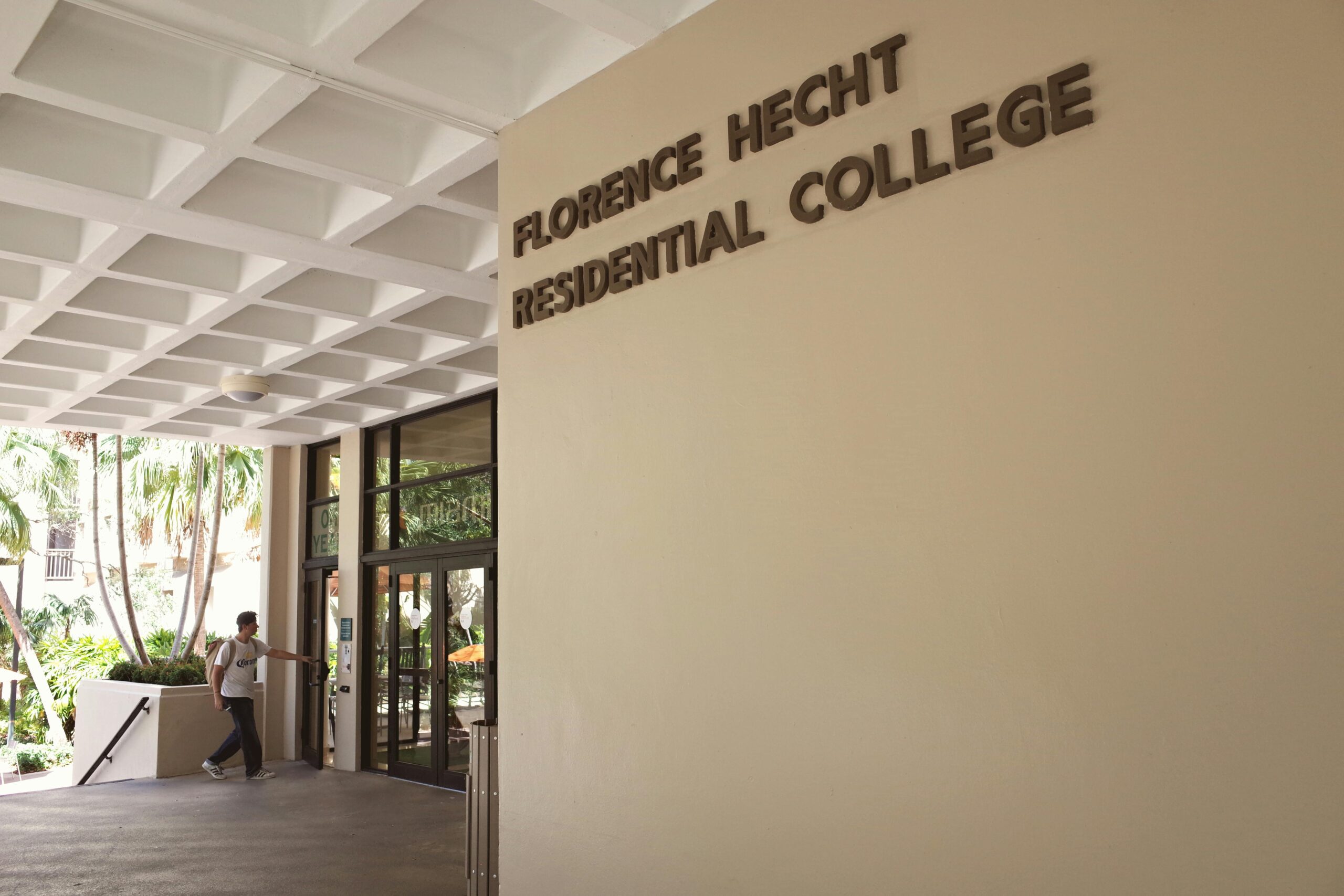 Student besucht das Florence Hecht Residential College der University of Miami in Coral Gables.