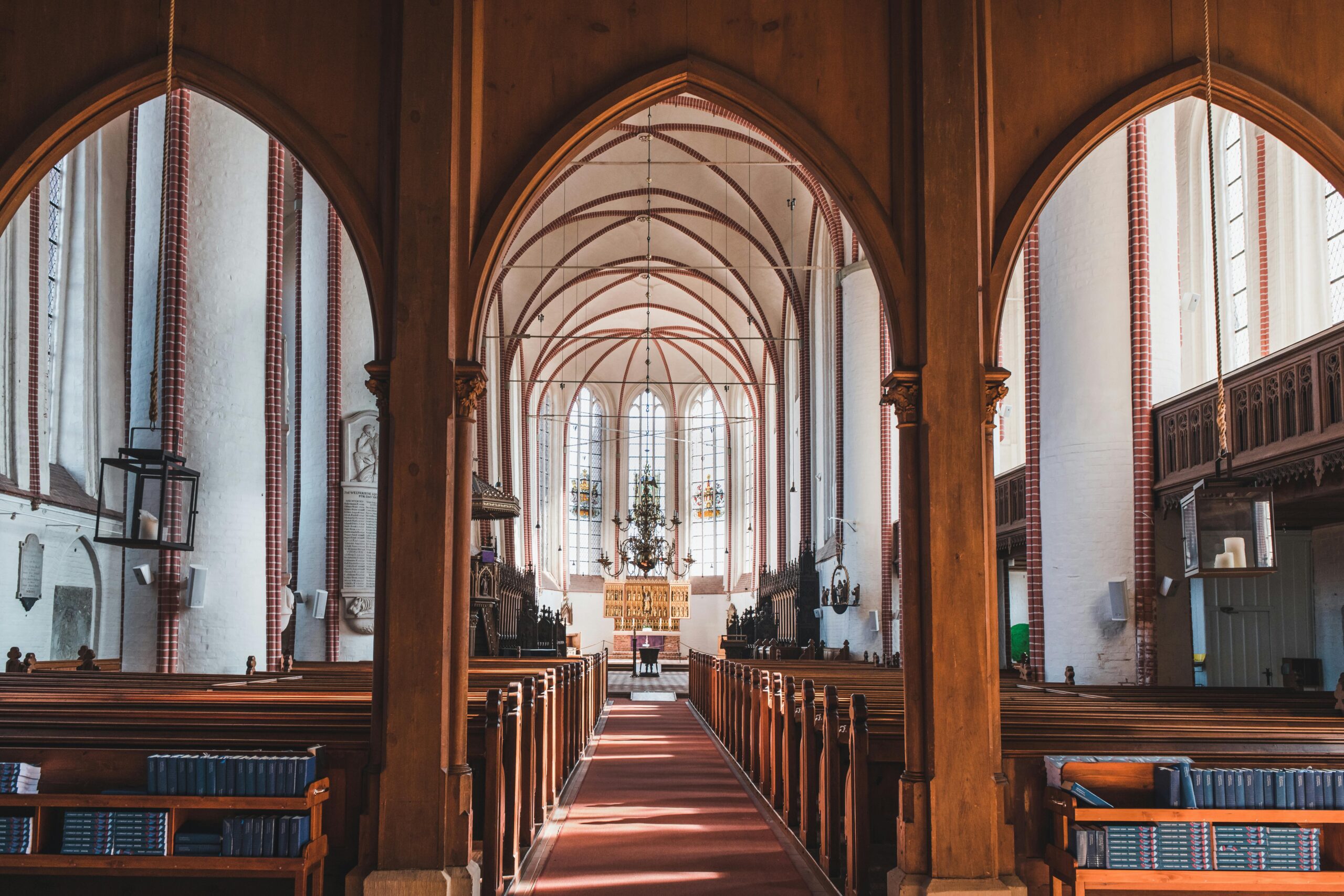 Erkunden Sie das majestätische Kirchenschiff und den Altar des Doms zu Bardowick und bewundern Sie die historische Architektur und die ruhige Atmosphäre.