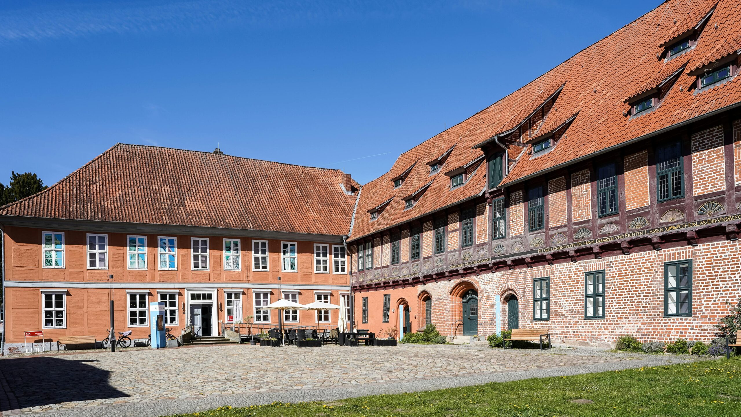 Entdecken Sie die faszinierende mittelalterliche Architektur in Bleckede mit ihren charmanten Backsteingebäuden unter strahlend blauem Himmel.