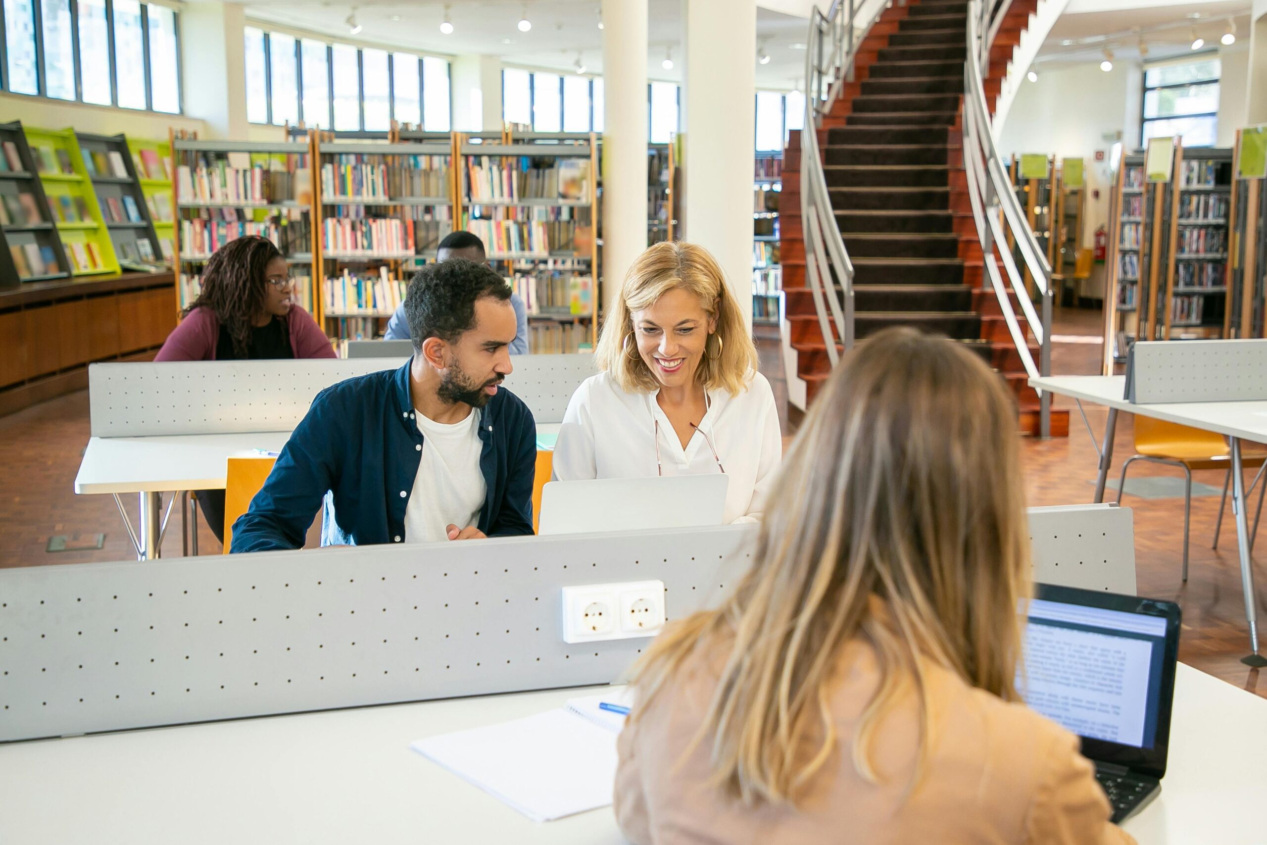 Junge Studenten, Die Sich Mit Laptops In Der Bibliothek Auf Pr&uuml;fungen Vorbereiten